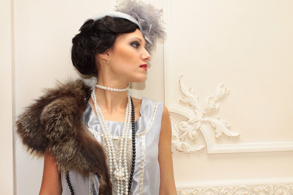Stylizacja na imprezę w stylu lat 20 – moda, inspiracje i porady